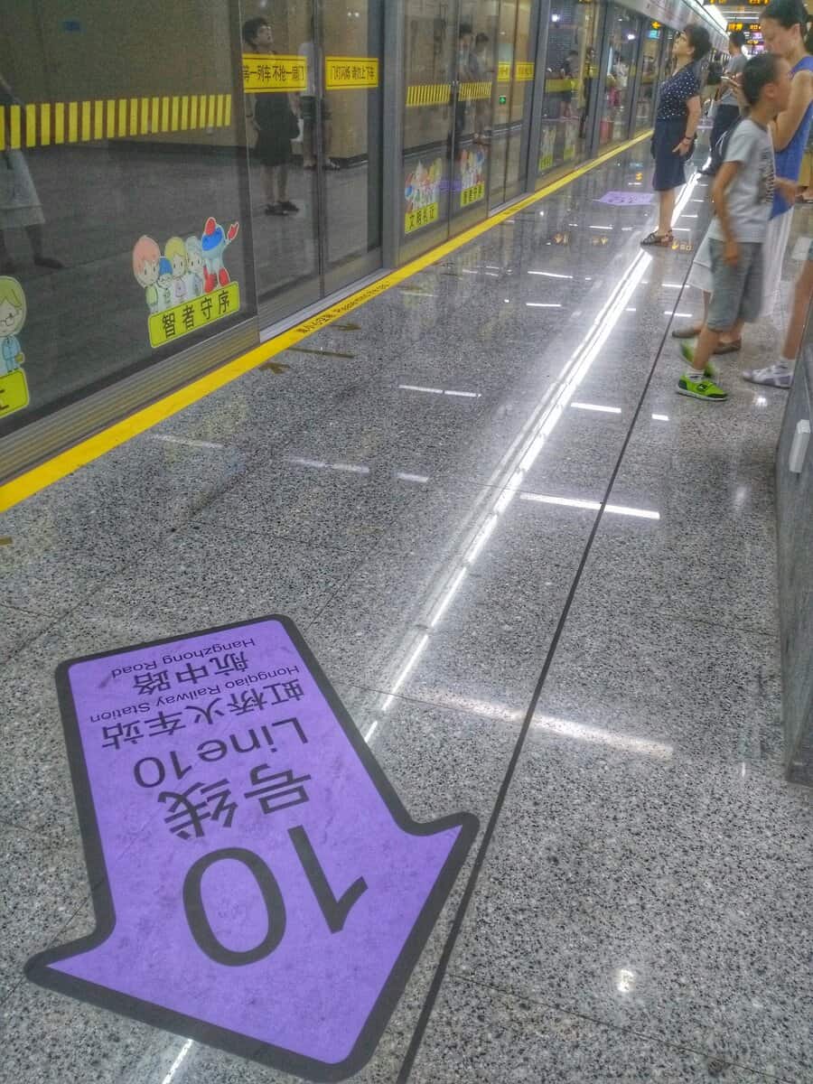 colored direction arrows - Shanghai Metro
